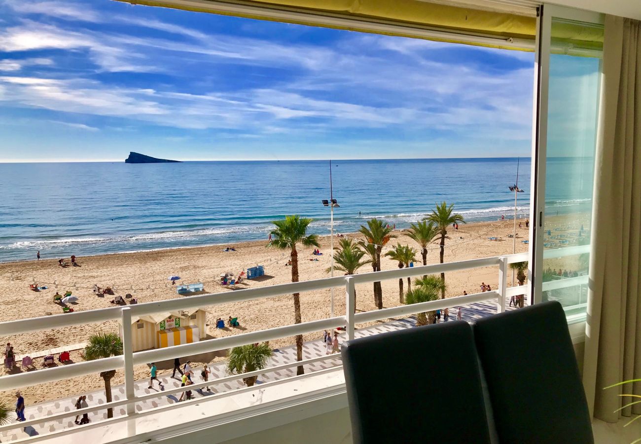 salón con vistas playa benidorm 