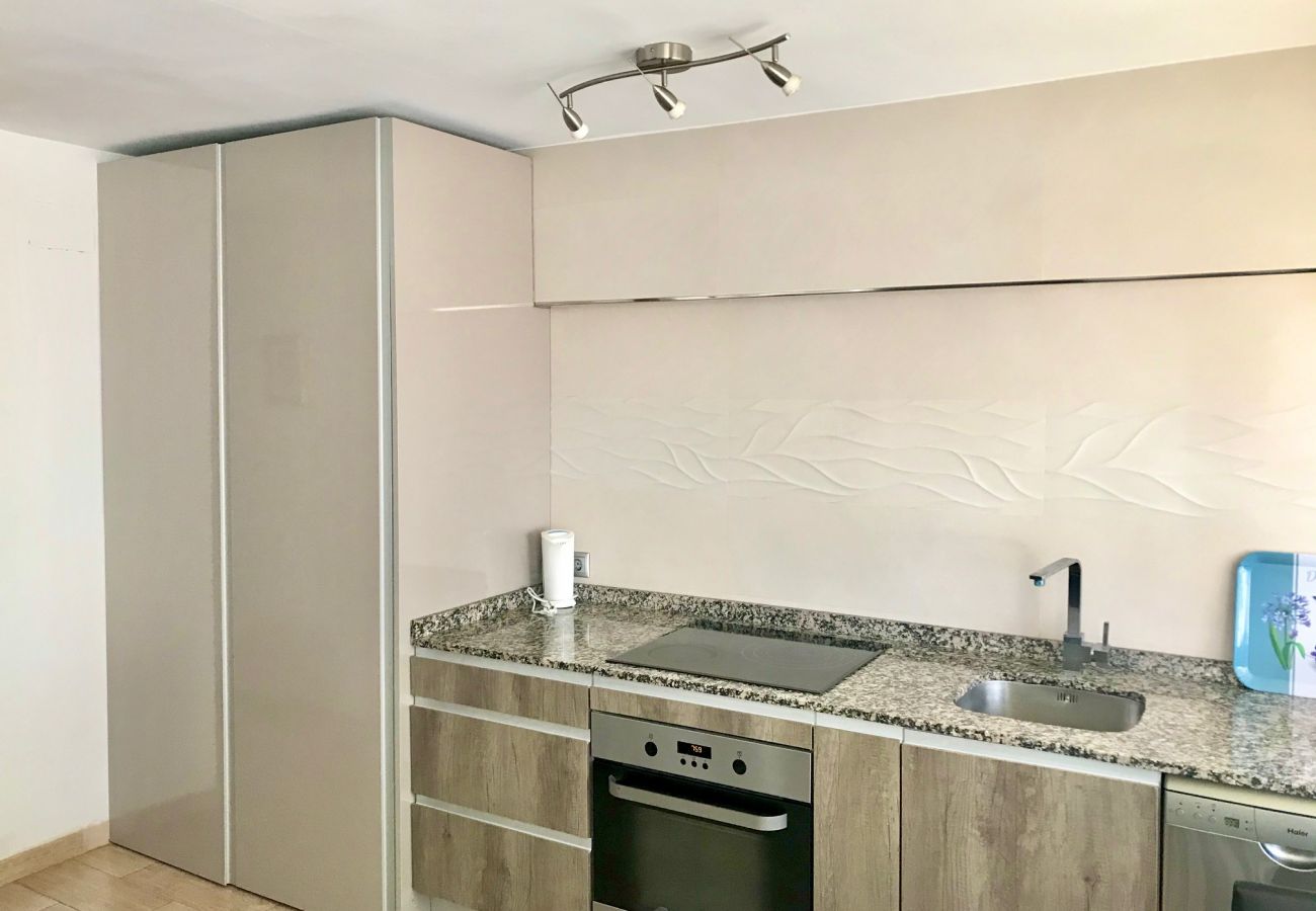 Apartment in Benidorm - RECENTLY REFURBISHED CENTER APARTMENT R017