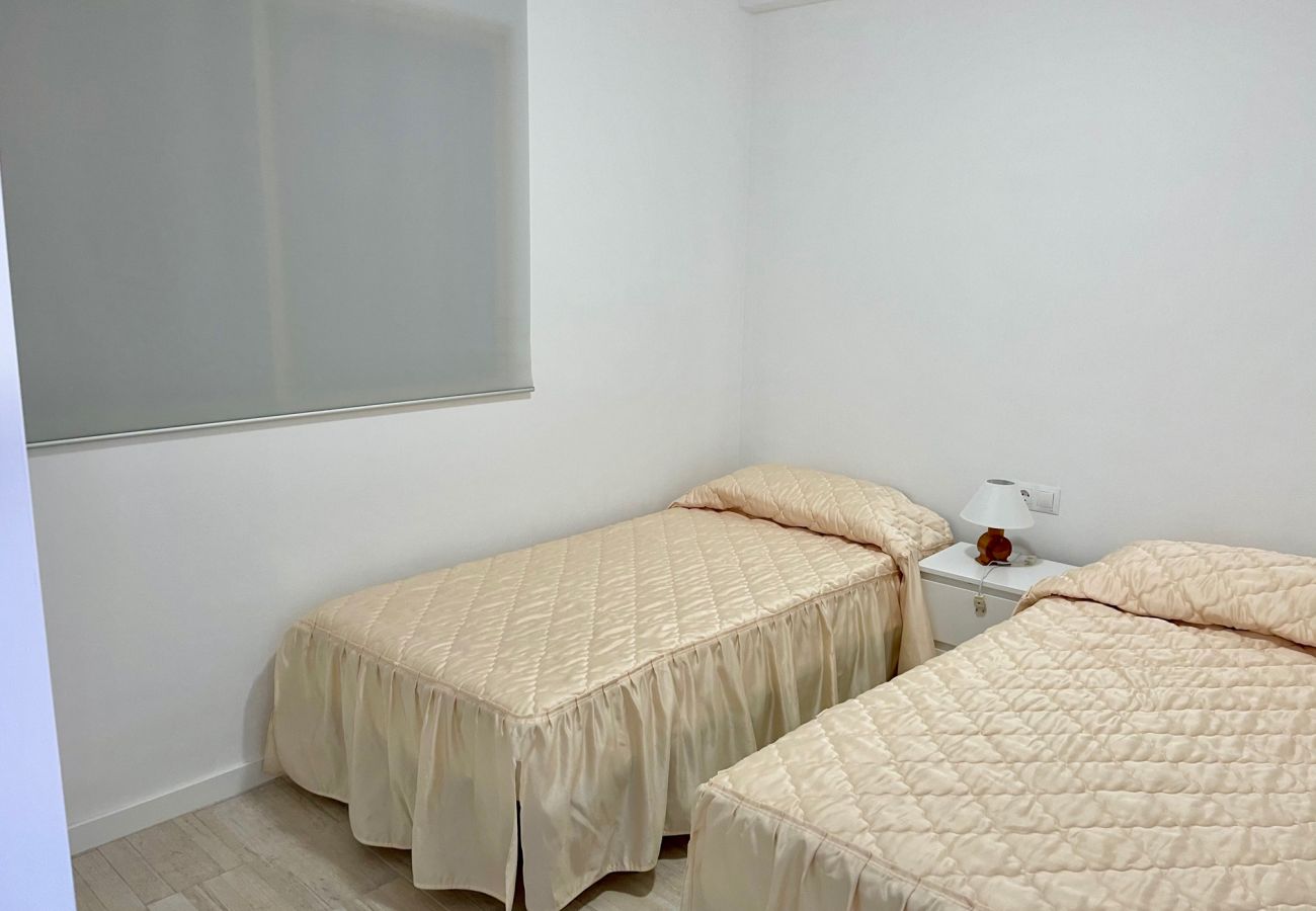 Apartment in Benidorm - MARINA PONIENTE APARTMENT R067