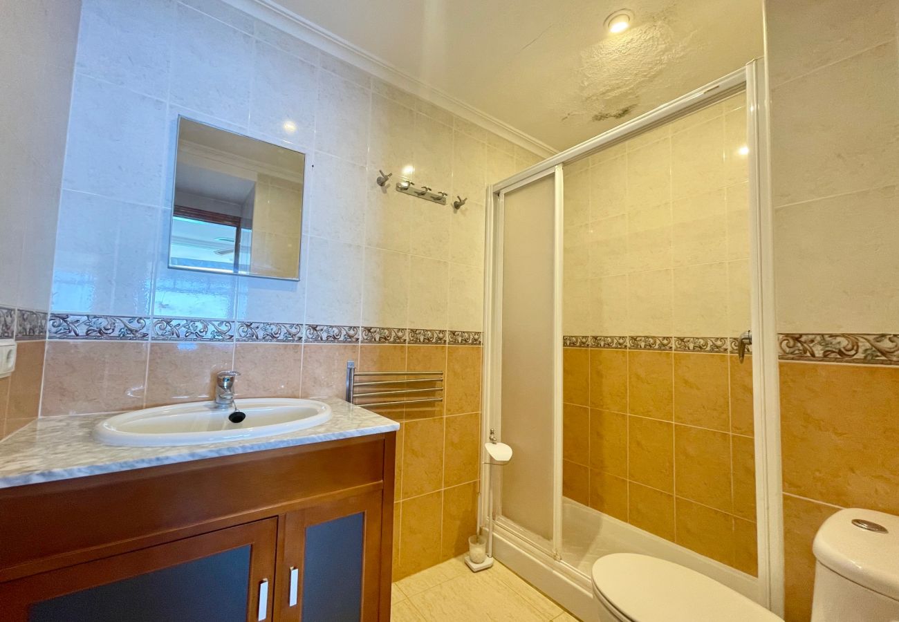 Apartment in Benidorm - LAS PALMERAS SEAFRONT APARTMENT R086