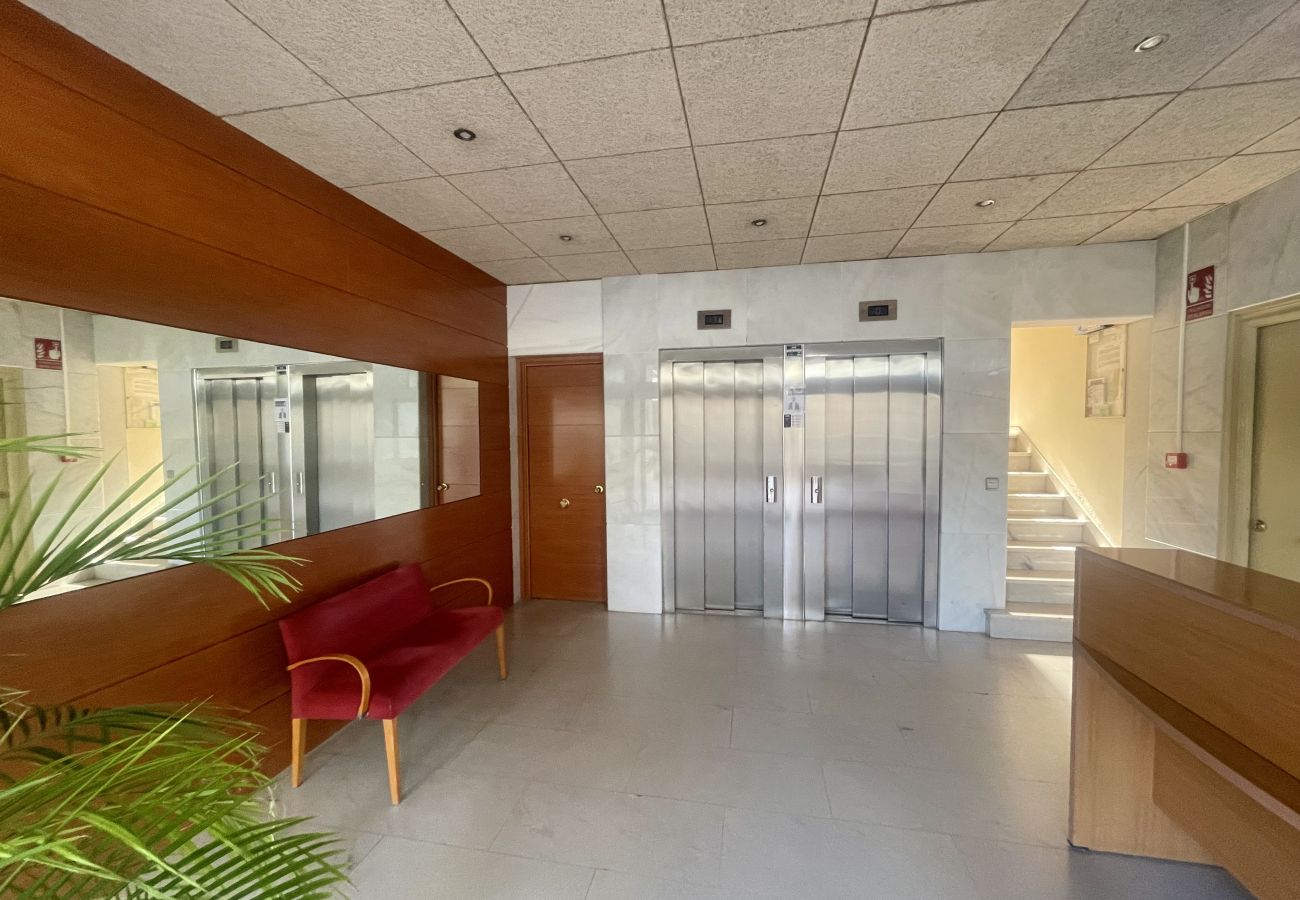 Apartment in Benidorm - SEAFRONT HOLIDAY MIRAMAR R090