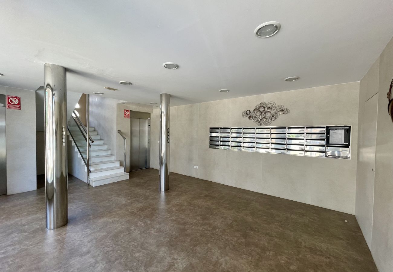Apartment in Benidorm - GERONA CENTER APARTMENT (R130)