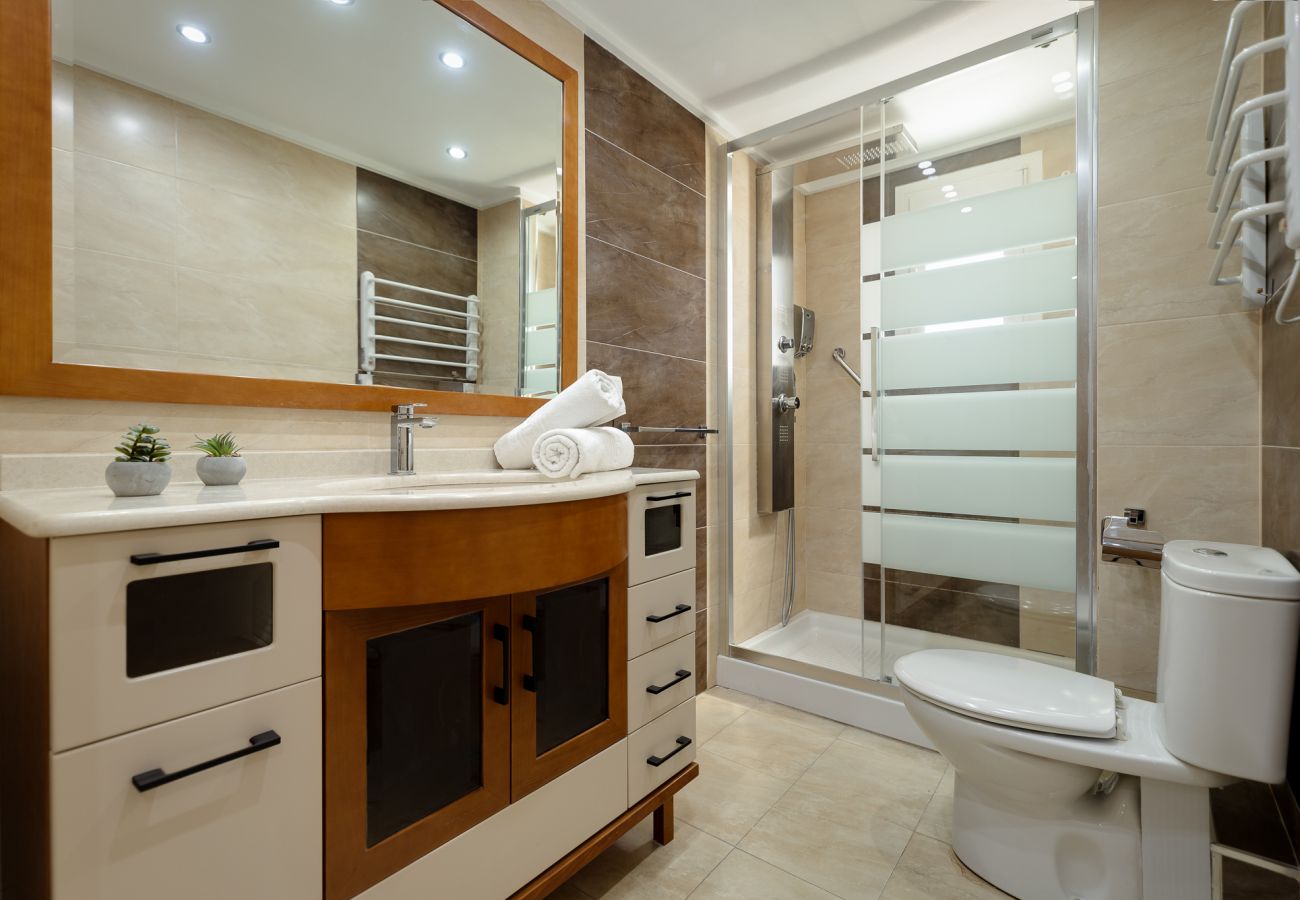 Apartment in Benidorm - SUN, SAND & LUXURY SEAFRONT APARTMENT VERACRUZ LEVANTE (R154)