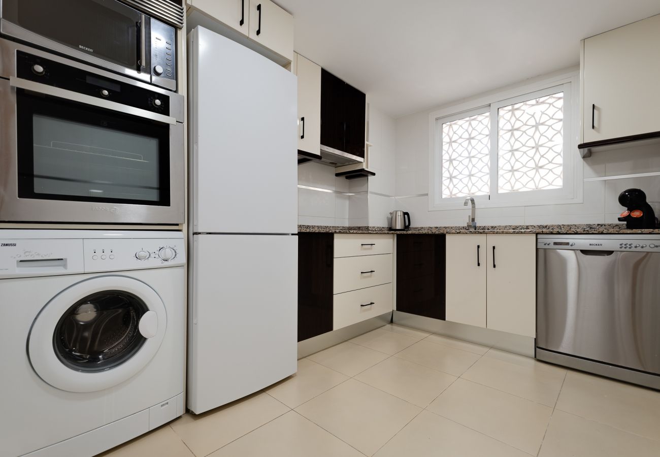 Apartment in Benidorm - SUN, SAND & LUXURY SEAFRONT APARTMENT VERACRUZ LEVANTE (R154)