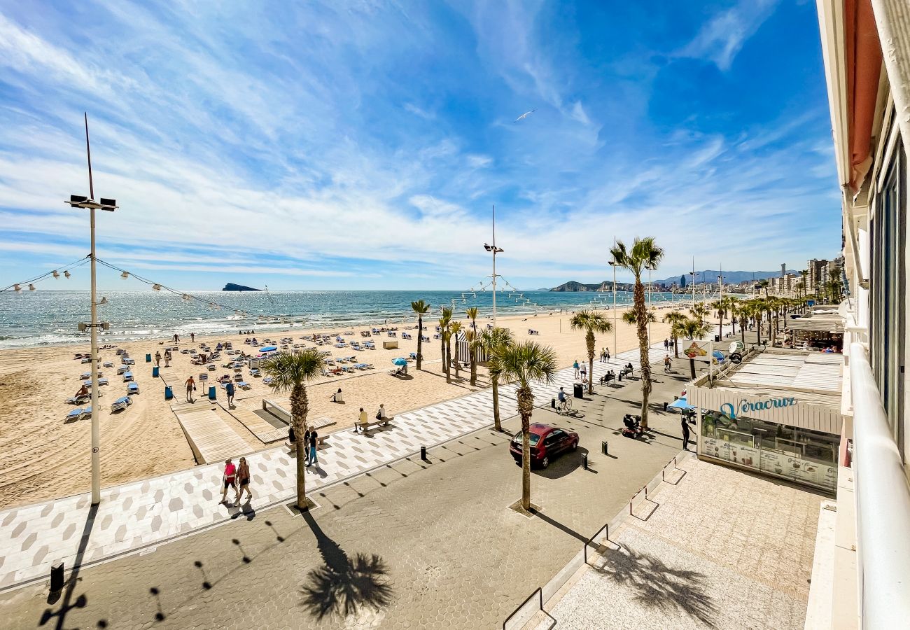 Apartment in Benidorm - SUN, SAND & LUXURY SEAFRONT APARTMENT VERACRUZ LEVANTE (R154)