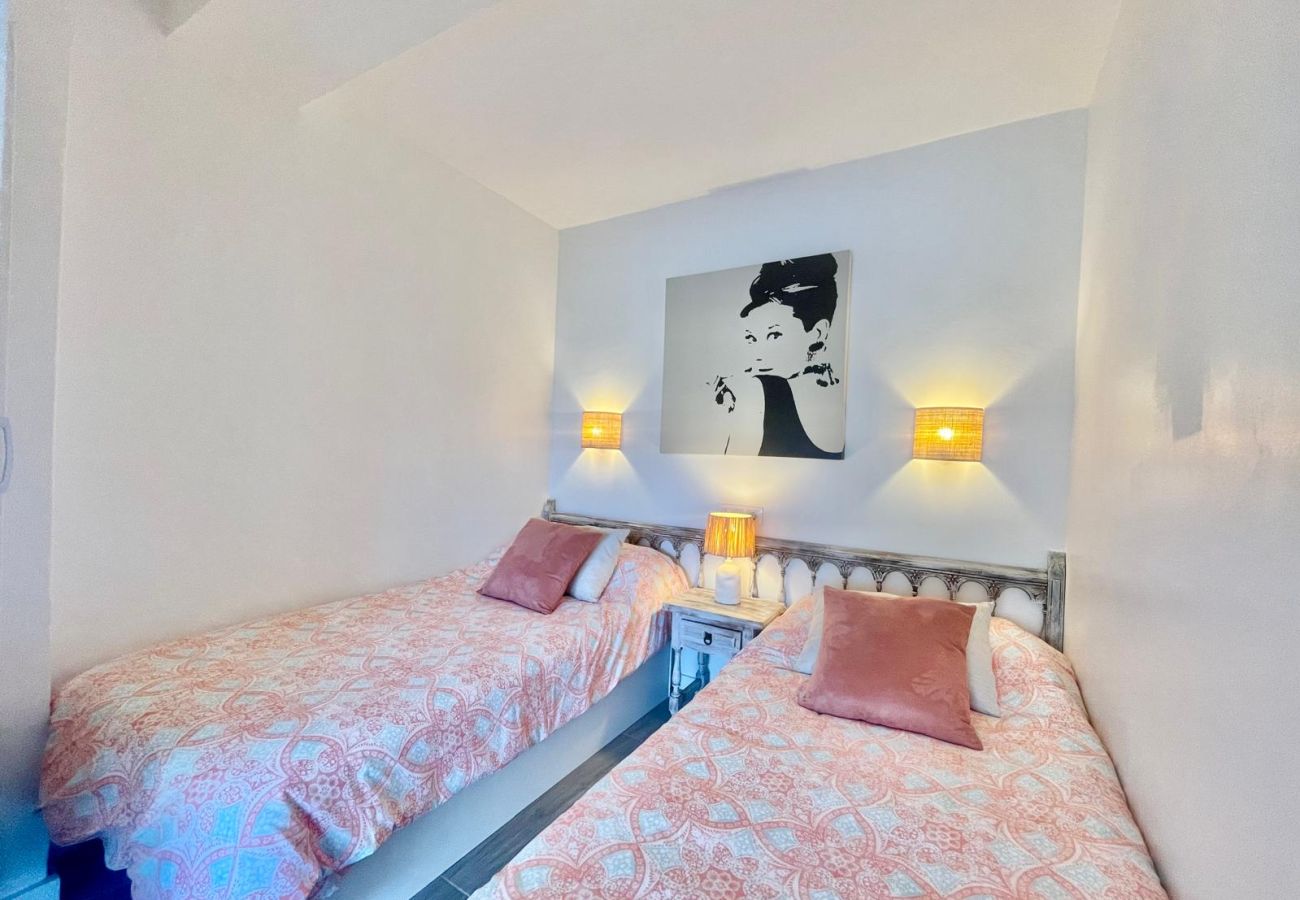 Apartment in Benidorm - BERMUDAS HOLIDAY APARTMENT (A071)