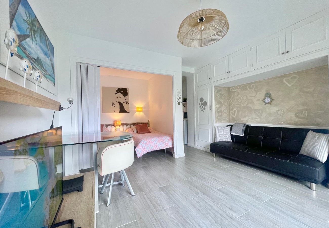 Apartment in Benidorm - BERMUDAS HOLIDAY APARTMENT (A071)
