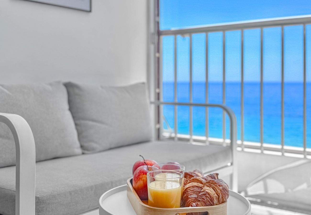 Apartment in Benidorm - SEAFRONT BEACH STUNNING VIEWS APARTMETNT (R194)