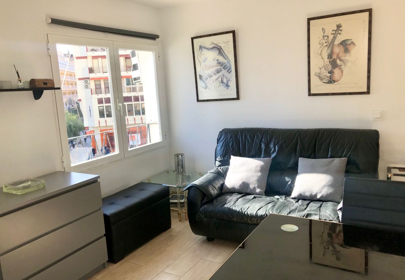 Appartement à Benidorm - RECENTLY REFURBISHED CENTER APARTMENT R017